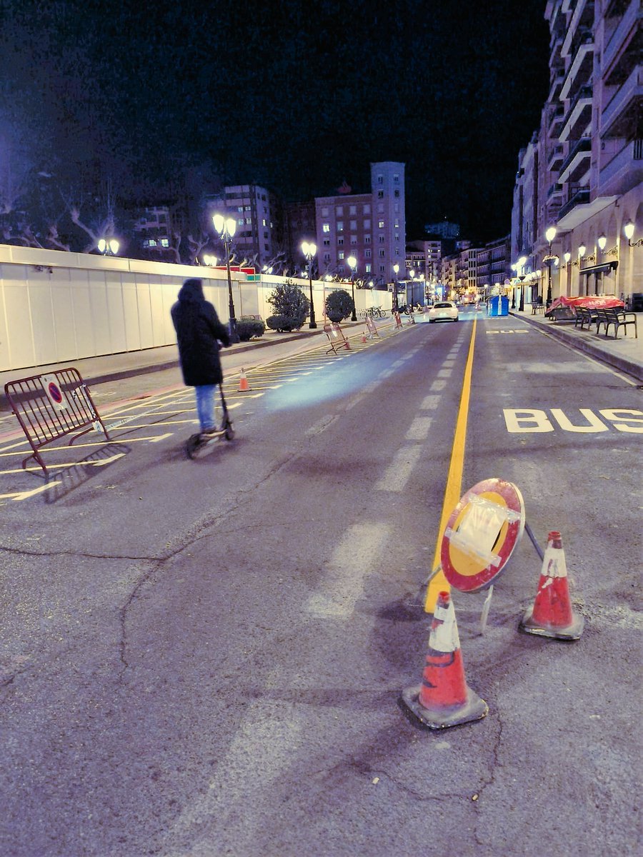 ciudadanabici's tweet photo. @DemandaCasco_ @jlopezalo @transportesgob @DGTes @viviendagob @ocantiguo @rubenantonanzas @alvarofoncea @castro_amaia @lariojacom @facontraelruido @eldiarioes @conrado_escobar @Ineco_es @bzunigareinares @stopaccidentes @oxm_movilidad @PlataformaEMS @EMS_movilidad @EPLaRioja @RTVELaRioja @ElDiaLaRioja @Rioja2 @LHabitable @jimenezmov @RadioRioja @PrevencionRioja @laciclopatica @javiercampos78 @ondacerolarioja @AytoLogrono Logroño como dios manda. Los autobuses retrocediendo a como toda la vida, en la misma puerta de #LaLaurel.
Ahora para la salvaje #Turistificación de borrachera de la ciudad, que hace imposible acceder a una vivienda en alquiler.
#LogroñoEntrePPocos 🇯🇪
Lo demás... #QueChorraMasDa https://t.co/KuBhQ7zX3H