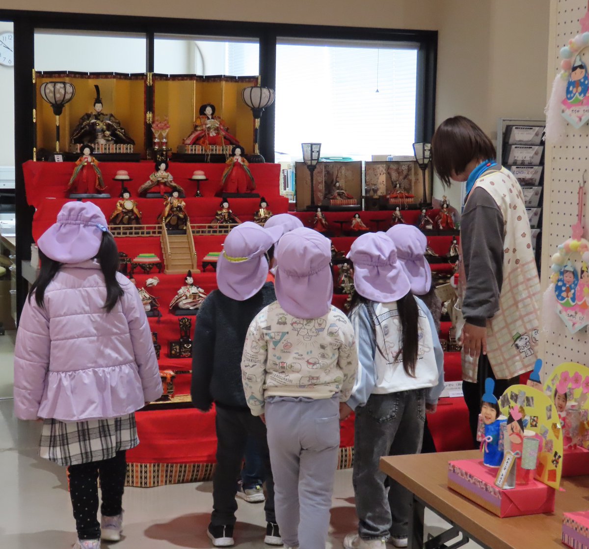 本日、#なかよし認定こども園 から８名の園児が見学に来られました。ひなまつり作品展で展示している自分の作品を見つけて喜んだり、田の神さぁや映像を楽しい様子で見ていました。昔のおもちゃも上手に遊んでいました。
#えびの市  #えびの市歴史民俗資料館 #歴史民俗