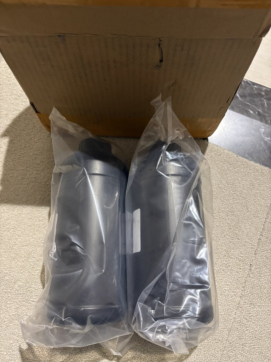 yassun_opera's tweet image. 海外メーカーより3Dプリンターのインクサンプルが届いたので、いつもの詳しい方に壁パス😊
#dental 
#3DModel 
#3dprinter