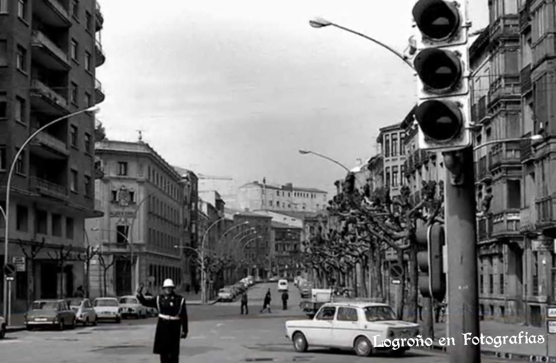 ciudadanabici's tweet photo. @DemandaCasco_ @jlopezalo @transportesgob @DGTes @viviendagob @ocantiguo @rubenantonanzas @alvarofoncea @castro_amaia @lariojacom @facontraelruido @eldiarioes @conrado_escobar @Ineco_es @bzunigareinares @stopaccidentes @oxm_movilidad @PlataformaEMS @EMS_movilidad @EPLaRioja @RTVELaRioja @ElDiaLaRioja @Rioja2 @LHabitable @jimenezmov @RadioRioja @PrevencionRioja @laciclopatica @javiercampos78 @ondacerolarioja @AytoLogrono Logroño como dios manda. Los autobuses retrocediendo a como toda la vida, en la misma puerta de #LaLaurel.
Ahora para la salvaje #Turistificación de borrachera de la ciudad, que hace imposible acceder a una vivienda en alquiler.
#LogroñoEntrePPocos 🇯🇪
Lo demás... #QueChorraMasDa https://t.co/KuBhQ7zX3H