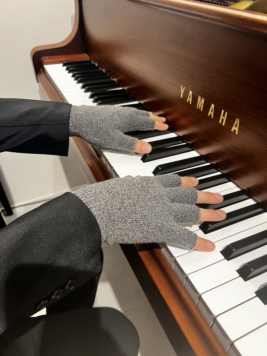 M_lab_hatch's tweet photo. 目白駅から徒歩2分！
音楽教室／レンタルスタジオ「エムラボ・ハッチ」のブログ🎹
【ピアノ】穴あき手袋のすすめ

内容は...
https://t.co/pt22sIt3lj https://t.co/FkirGINzMV