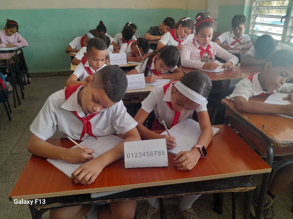 Nuestras instituciones educativas con sus puertas abiertas y los docentes desarrollando todos los procesos con el amor que ameritan los educandos #CubaEstáFirme #CubaVencerá <a href="/YudelkisOrtizB/">Yudelkis Ortiz Barceló</a> <a href="/YanetsyTerry/">Yanetsy Terry Gutiérrez</a> <a href="/ortiz_uriarte/">Manuel Abelardo Ortiz Uriarte</a> <a href="/BorgesOlivero/">Carlos Borges Oliveros</a>