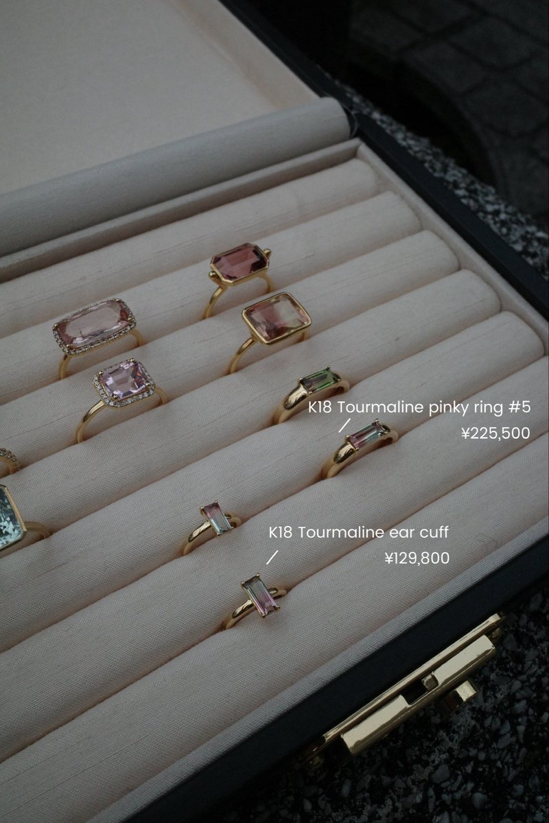 有楽町店限定
3月のハイジュエリー💍
 
オープン1周年を迎える今月は、
多彩な光を宿すトルマリンと
春の光を思わせる柔らかなピンクのモルガナイトをご用意しました。

色とりどりのオリエンタルな香りを纏ったジュエリーの数々。

その瑞々しい輝きを、ぜひお楽しみください。