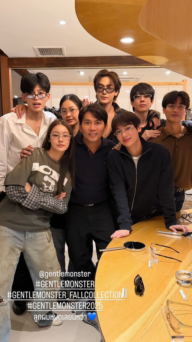 เข้าใจที่จูจู้บอกนะว่าเวลาถ่ายรูปรวม พี่น้ำตาลจะเป็นคนที่เท่สุดในนั้น