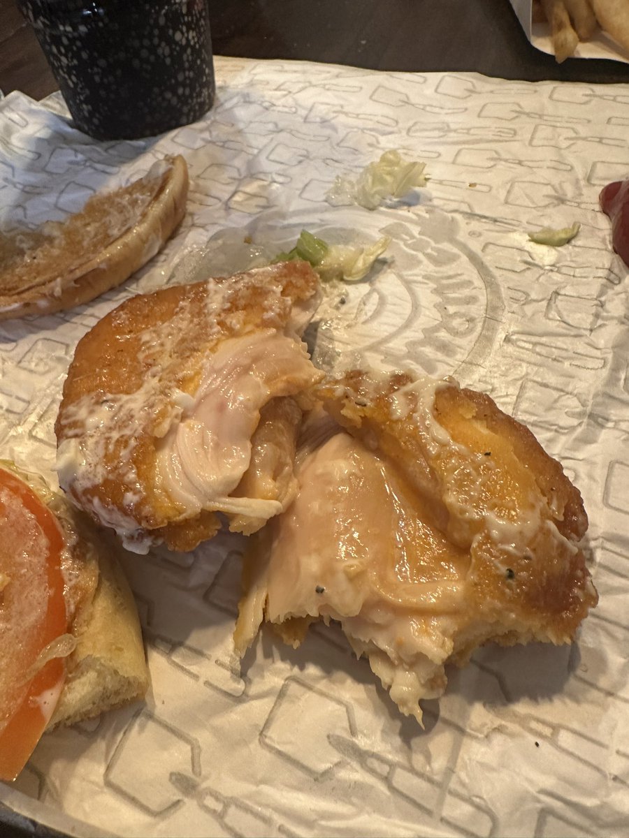 CubsFanNic17's tweet photo. @Wendys do you think this is an acceptable way to serve customers chicken?  Especially after waiting 25 minutes to get your food?? https://t.co/I5RyLww1Ah