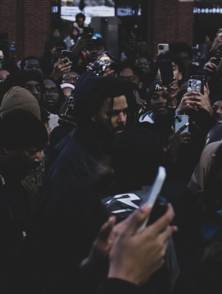 gothamhiphop's tweet photo. J. Cole says he’s ready to go on an interview circuit 👀

“I wanted to give people a chance to feel whatever emotions the music brought them…Now, I feel like it’s a good time…to go and do some interviews” https://t.co/GT6fIjWyPz