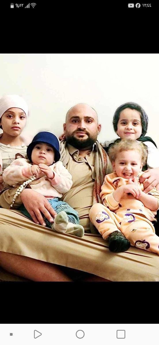 هذا الذي يظهر في الصورة هو عسير القادري بطل الجمهورية في السباحة ثلاث مرات 
بالله عليكم مالذي تستفيد منه جماعة الحوثي من اعتقال شخص اصم ابكم وترك أطفاله وأسرته بدون عائل .
افرجوا عن عسير 
#عسير_القادري