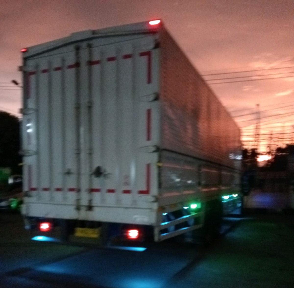alsobrante1's tweet photo. Pengen punya truck terus samping nya ditulis Gajah Oleng https://t.co/h2EOnlxBK0