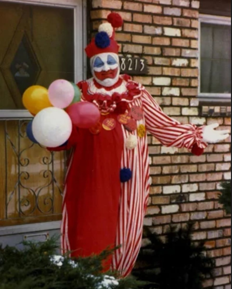 G_0's tweet photo. 1980年3月12日
シカゴに住む資産家のジョン・ウェイン・ゲイシーが、少年等33人を殺害した罪で有罪判決を受けました（最終的に死刑）。

彼は道化師「ポゴ」として福祉施設等を慰問し子供達の人気者になっていたことから、「キラークラウン」とも呼ばれました。
#一日一筆 #3月12日 #JohnWayneGacy https://t.co/hk63DsWebB