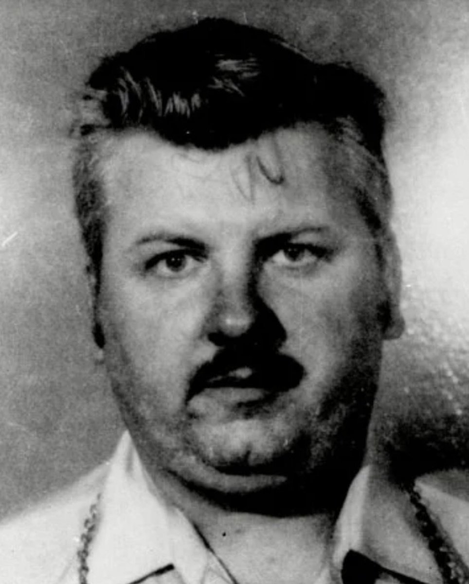 G_0's tweet photo. 1980年3月12日
シカゴに住む資産家のジョン・ウェイン・ゲイシーが、少年等33人を殺害した罪で有罪判決を受けました（最終的に死刑）。

彼は道化師「ポゴ」として福祉施設等を慰問し子供達の人気者になっていたことから、「キラークラウン」とも呼ばれました。
#一日一筆 #3月12日 #JohnWayneGacy https://t.co/hk63DsWebB