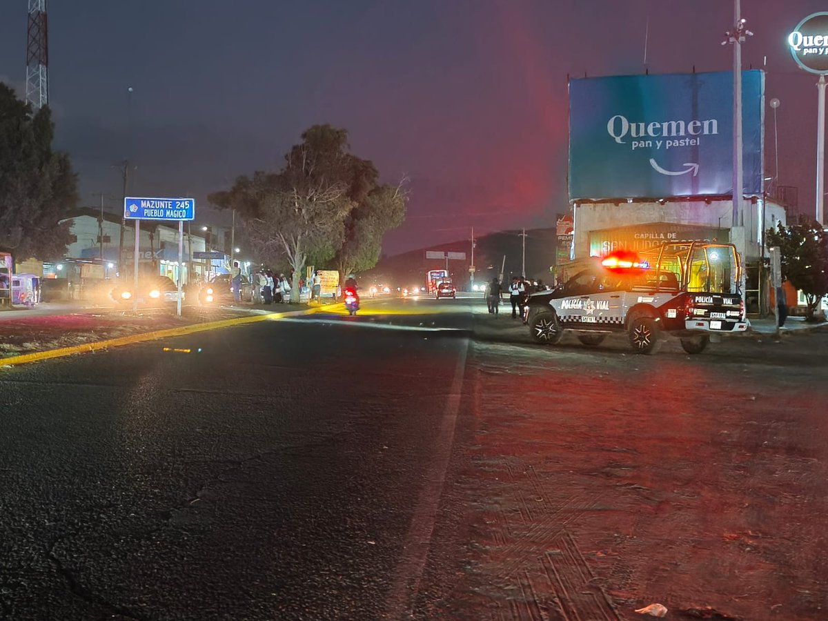 ContraProMx's tweet photo. 🟢🚔#ReporteVial Se normaliza la circulación vehicular tras retiro de manifestantes a la altura del crucero de la Y en las carreteras 175 y 131. #Oaxaca #Zaachila #ocotlan #zimatlan #ejutla @miahuatlan
👉 Respete las señales de tránsito y conduzca con responsabilidad. https://t.co/gE0Tk5neiB