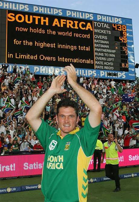 On this day exactly 20 years ago!! One of the highest scoring game where SA chased mammoth 434 and creating world record !! Many records fumbled on single day !! <a href="/hershybru/">Herschelle Gibbs</a> and <a href="/GraemeSmith49/">Graeme Smith</a> heroics with bat and hunting down mighty Australian was feast to cricket fans !!!