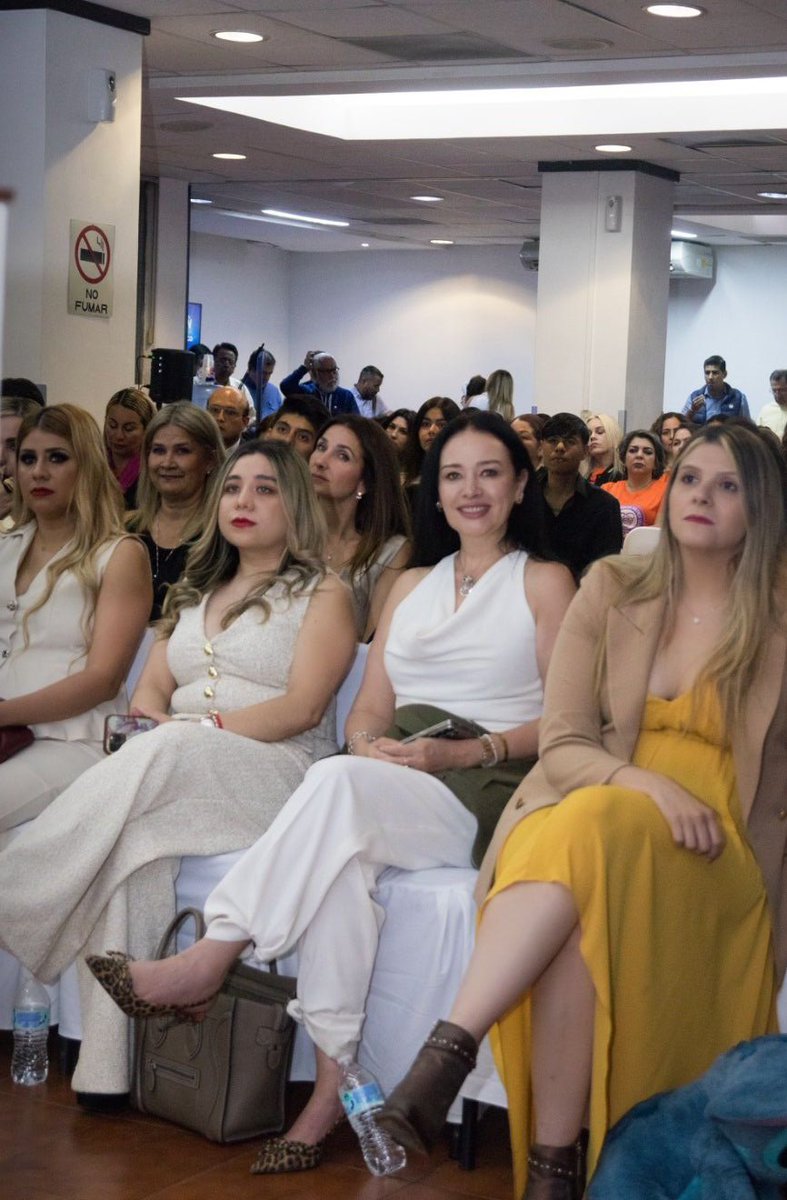 Fortalecer la voz de las mujeres en la vida social y pública ha sido un motor constante en mi trayectoria, y ver ese esfuerzo valorado me impulsa a seguir adelante con más fuerza.
Agradezco éste reconocimiento a <a href="/PAN_Jalisco/">PAN Jalisco</a> y a su Sria Estatal de las Mujeres <a href="/AnniaAlicia/">Annia Alicia García García</a>, este