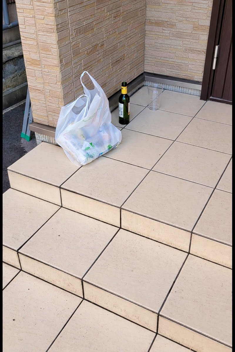 ふと思い出した事

春になれば能登では各地で祭が始まります
お酒飲んで盛り上がるのはいいですが、人んちの前でこれはやめていただけますか