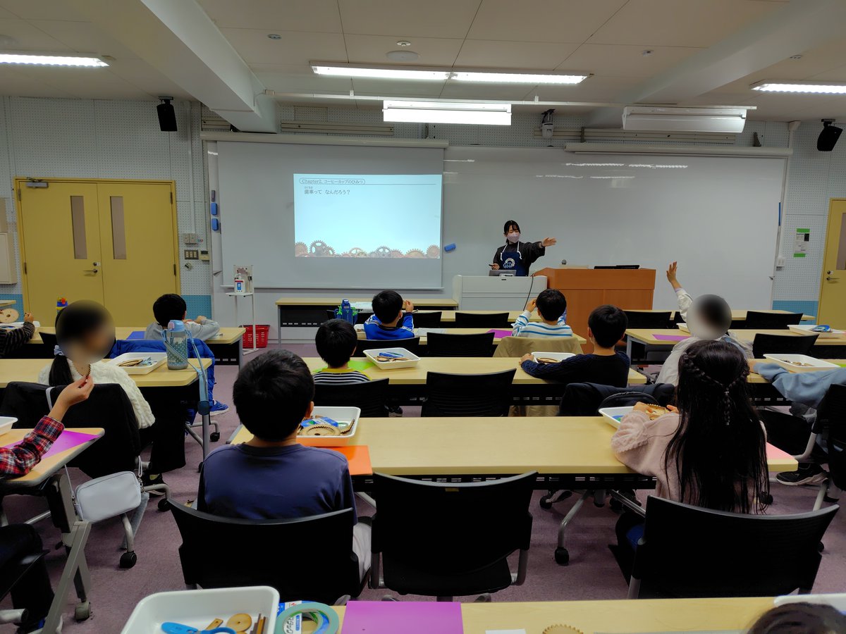tscitech's tweet photo. 12月20・21日に東京科学大学にて、「エコカイロ」、「イナーシャルフラワー」、「からくりダンサーズ」の工作教室を行いました！
雨の中でしたが、多くの方に参加いただきました。
子どもたちは、仕組みを学びながら、楽しく工作をしていました。
参加してくださった皆様、ありがとうございました！ https://t.co/DPeMQWkLZ9
