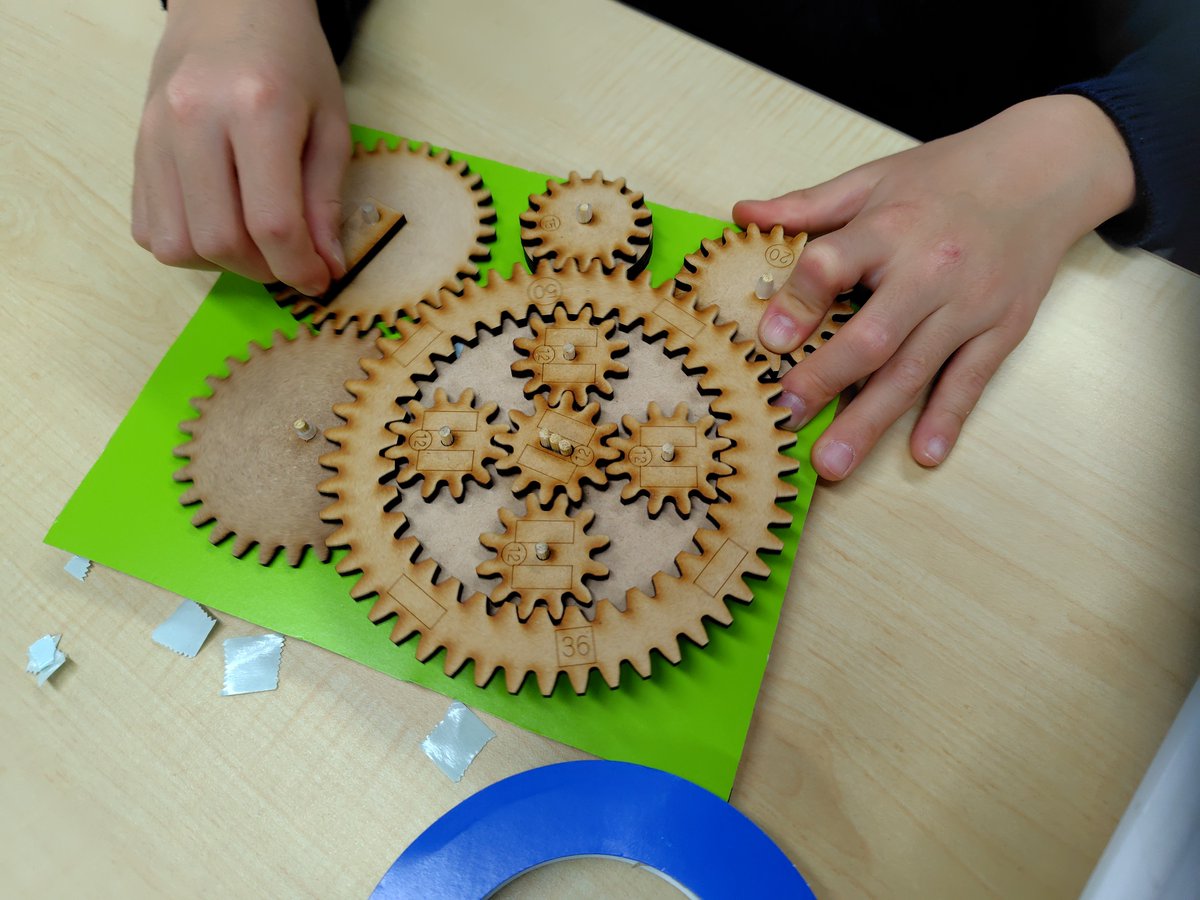 tscitech's tweet photo. 12月20・21日に東京科学大学にて、「エコカイロ」、「イナーシャルフラワー」、「からくりダンサーズ」の工作教室を行いました！
雨の中でしたが、多くの方に参加いただきました。
子どもたちは、仕組みを学びながら、楽しく工作をしていました。
参加してくださった皆様、ありがとうございました！ https://t.co/DPeMQWkLZ9
