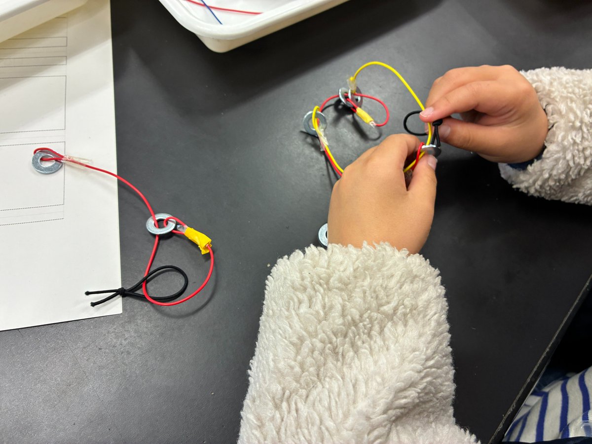 tscitech's tweet photo. 1月10日に玉川小学校にて「サイテク式知恵の輪」の工作教室を行いました。
サイテク式知恵の輪は、再帰を用いるとすんなり解くことができる知恵の輪です。工作を作った後は、実際に知恵の輪を解いて楽しみました。
参加してくださった皆様、ありがとうございました！ https://t.co/T7ouPRncTJ