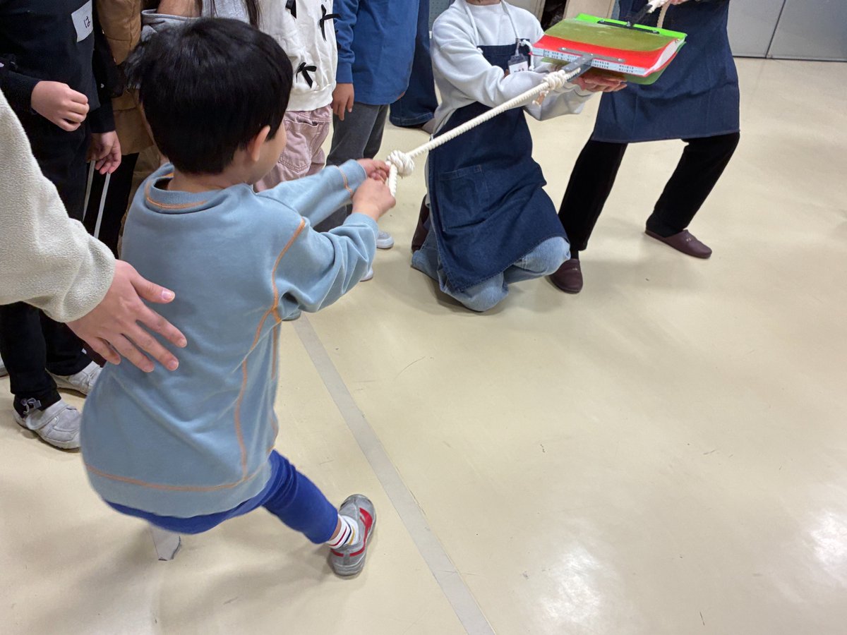 tscitech's tweet photo. 1月17日に、中目黒小学校でホバークラフトの工作教室を行いました。
ホバークラフトは、プロペラで風を発生させ浮かせることで、摩擦を減らしてすいすい進むことができる工作です。
工作を通して、摩擦力に対する理解を深めました。
ご参加いただいた皆様、ありがとうございました。 https://t.co/fH0bNiZxxE