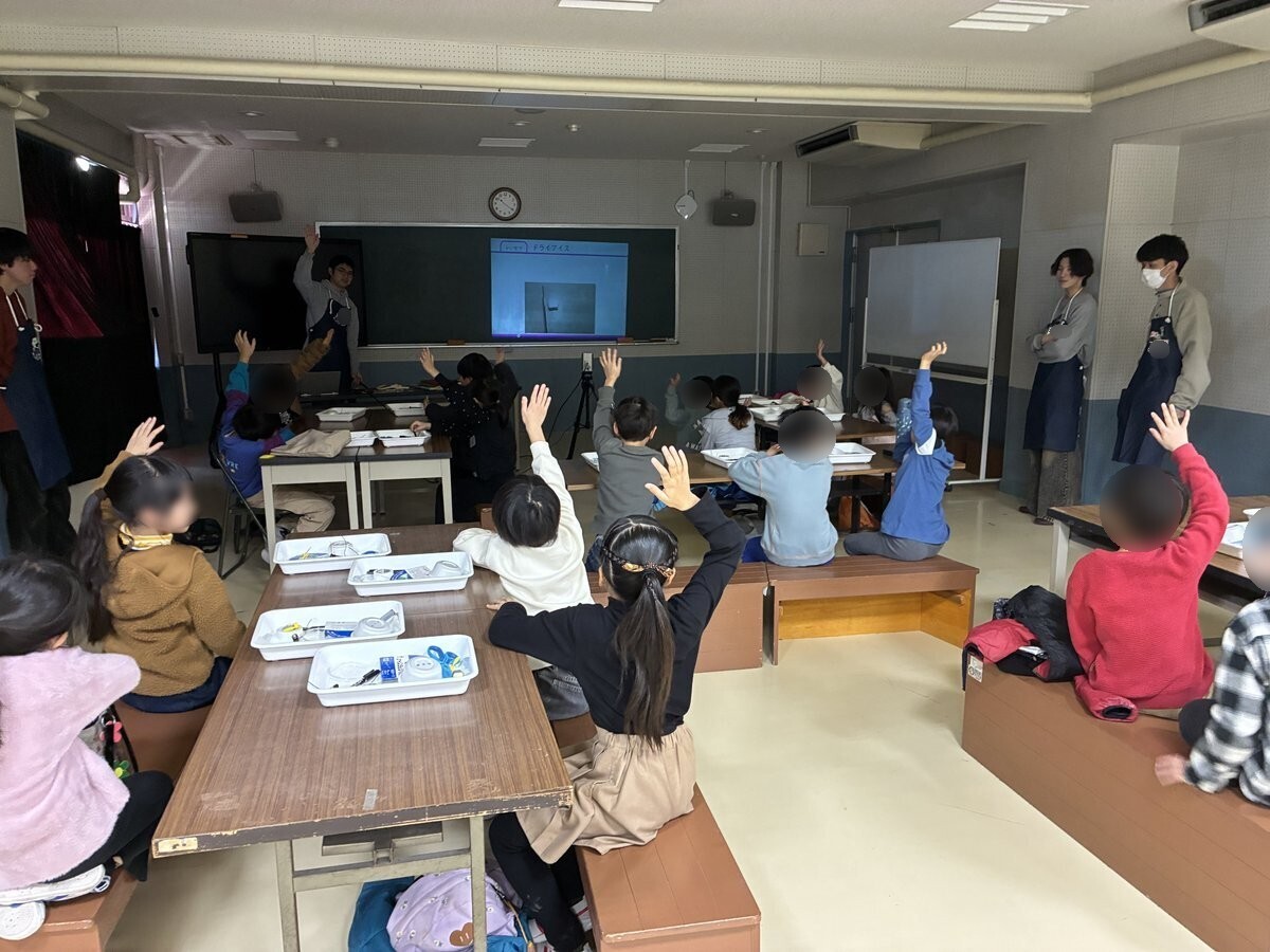 tscitech's tweet photo. 1月17日に、中目黒小学校でホバークラフトの工作教室を行いました。
ホバークラフトは、プロペラで風を発生させ浮かせることで、摩擦を減らしてすいすい進むことができる工作です。
工作を通して、摩擦力に対する理解を深めました。
ご参加いただいた皆様、ありがとうございました。 https://t.co/fH0bNiZxxE
