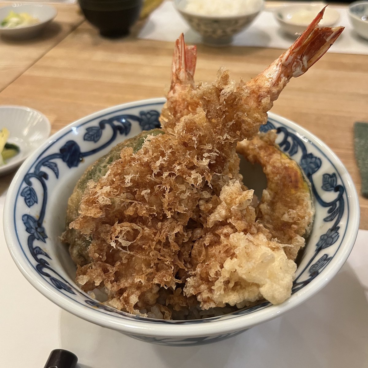 airacafe's tweet photo. 〈美味しい備忘録〉
久しぶりの外食♪
私は大海老天丼。
海老天美味しかったー！
ごちそうさまでした(^^)
#海老天丼
#天ぷら
#ランチ 
#大丸札幌店 https://t.co/enLPfeCK6Q