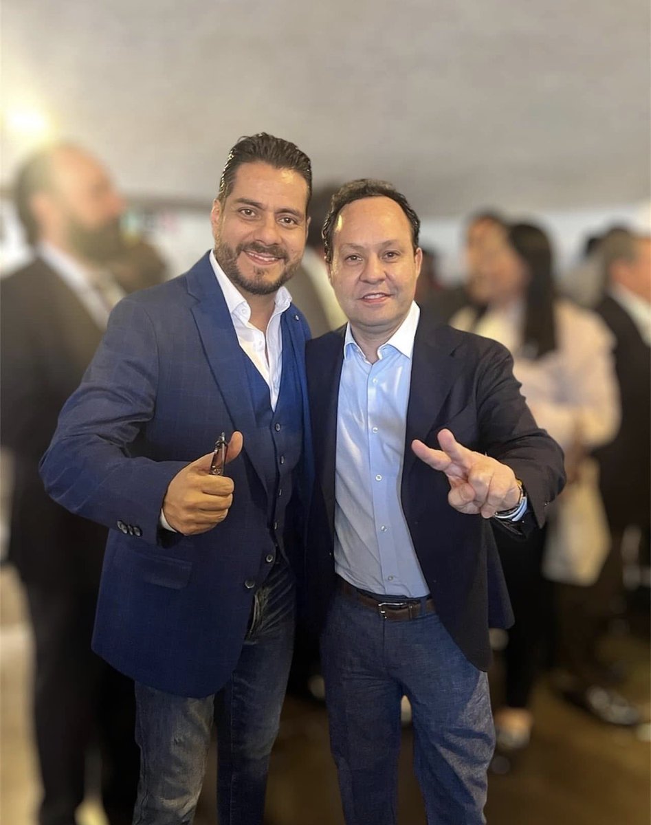 CesarIniguezG's tweet photo. Hoy quiero felicitar en su cumpleaños a mi amigo el Senador @ClementeCH , uno de los mejores parlamentarios del país.

¡Muchas felicidades por tu cumpleaños, Senador! 🥳 https://t.co/tM9daIoECe