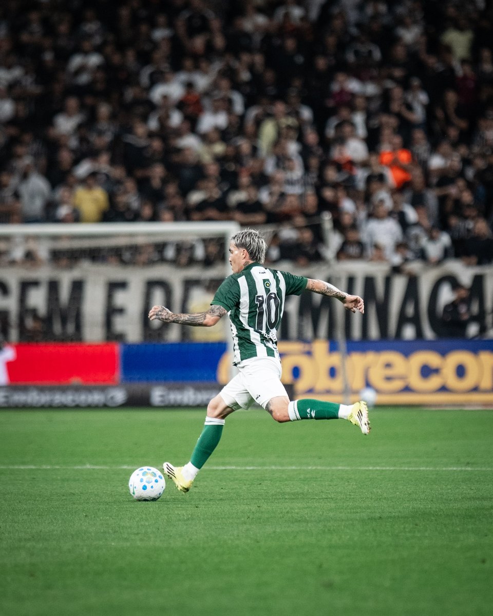 Coritiba's tweet photo. Tá jogando de terno hoje, hein? A redonda agradece o carinho, Portuga. 🎩

📸 JP Pacheco | Coritiba
🟢⚪ #SCCPxCFC #CoxaNoBrasileiro https://t.co/wqaphm6uH5