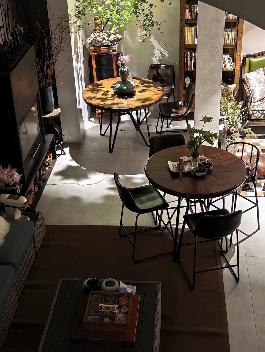 Where_Zhengzhou's tweet photo. Warm lamplight spills over wooden tables, turning an ordinary corner into a quiet little world. ✨
#CafeAesthetic #WarmLight #QuietMoments #CafeVibes #Zhengzhou https://t.co/A4ehcA5YnE