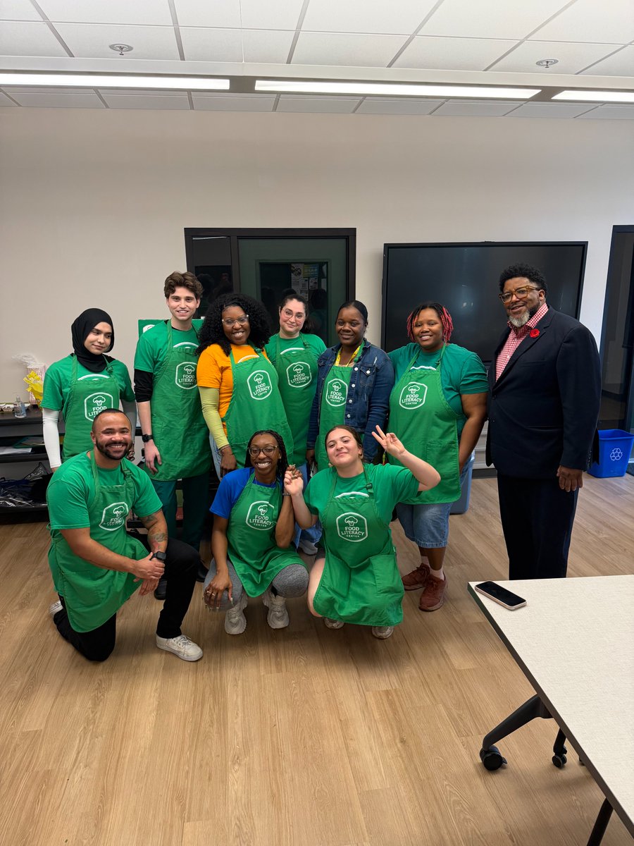 SenatorAshby's tweet image. After school learning never tasted so good!
#TeamAshby joined @officialSCUSD Trustee Michael Benjamin at Oakridge Elementary for a hands-on afterschool cooking class, where students whipped up a delicious cactus-and-corn salsa served on a tostada. With all ingredients and