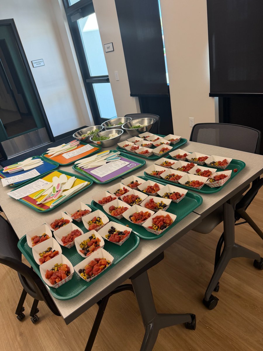 SenatorAshby's tweet image. After school learning never tasted so good!
#TeamAshby joined @officialSCUSD Trustee Michael Benjamin at Oakridge Elementary for a hands-on afterschool cooking class, where students whipped up a delicious cactus-and-corn salsa served on a tostada. With all ingredients and
