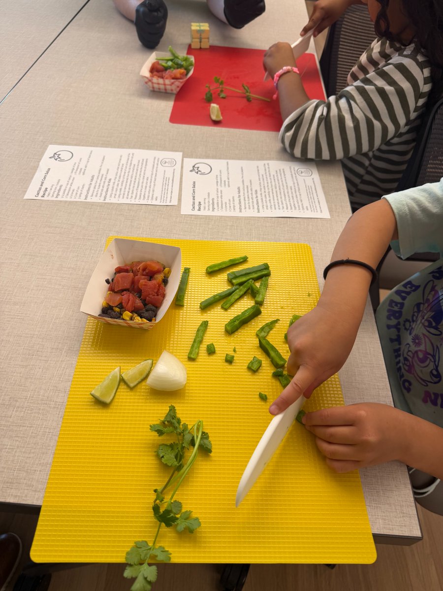 SenatorAshby's tweet image. After school learning never tasted so good!
#TeamAshby joined @officialSCUSD Trustee Michael Benjamin at Oakridge Elementary for a hands-on afterschool cooking class, where students whipped up a delicious cactus-and-corn salsa served on a tostada. With all ingredients and