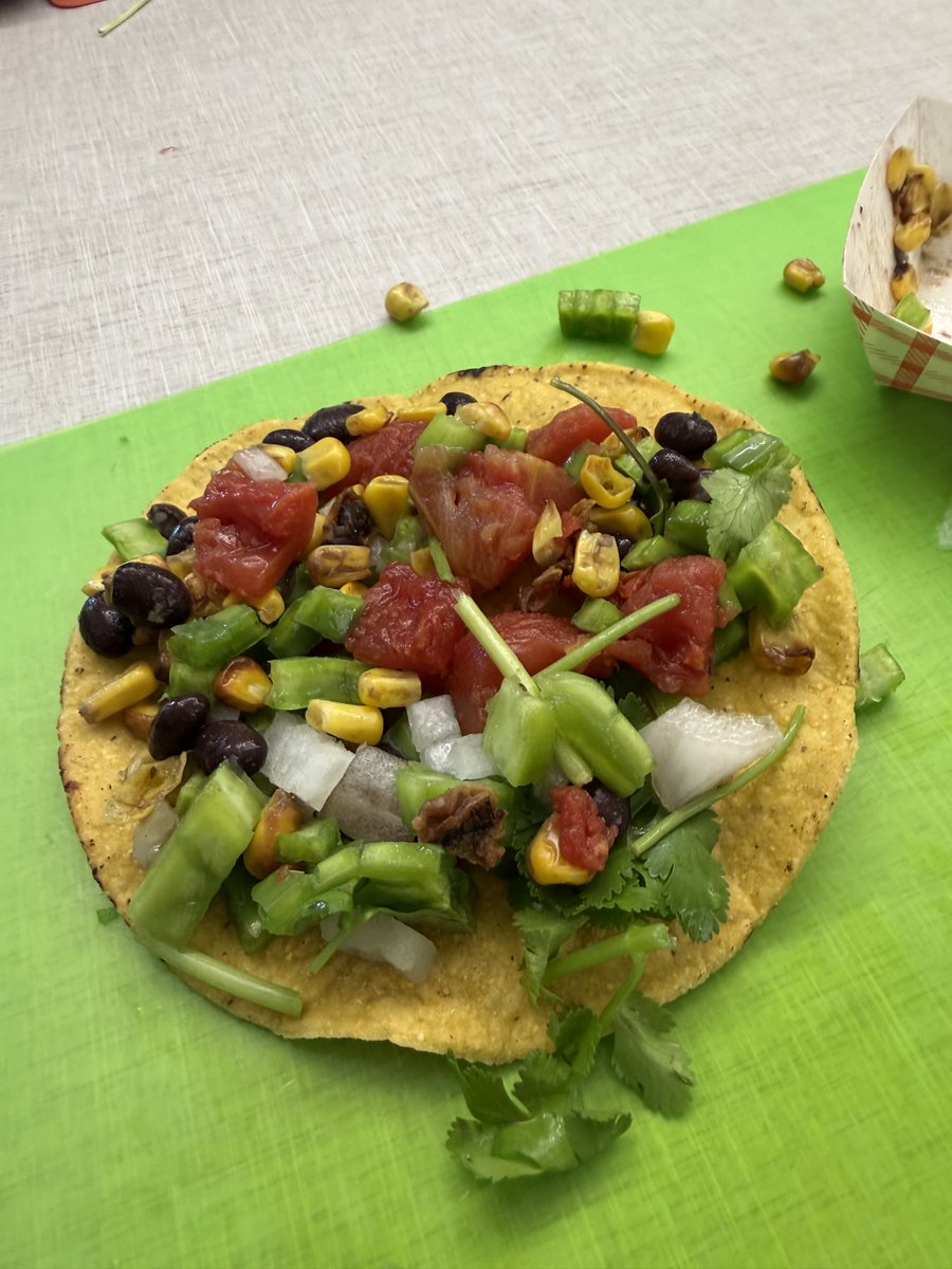 SenatorAshby's tweet image. After school learning never tasted so good!
#TeamAshby joined @officialSCUSD Trustee Michael Benjamin at Oakridge Elementary for a hands-on afterschool cooking class, where students whipped up a delicious cactus-and-corn salsa served on a tostada. With all ingredients and