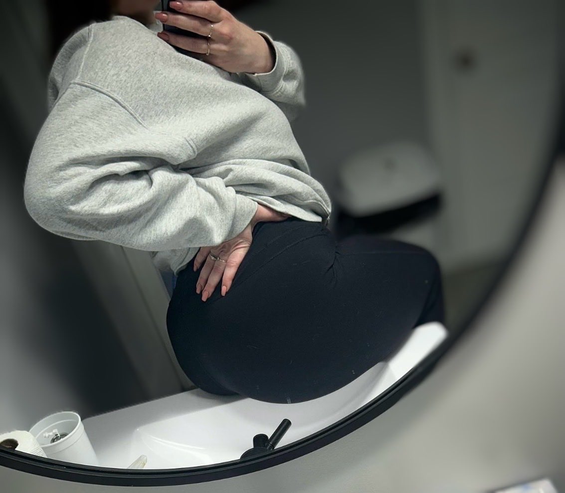 Goddesskat2u's tweet photo. life hack: be pretty with a fat ass and men will do anything you tell them https://t.co/H0tQbxyX6O
