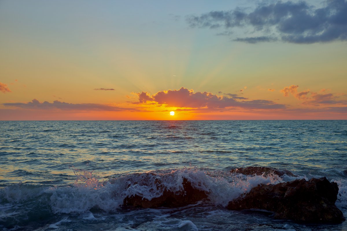 End of Sunset Flavored Day...🌺
#Photography #Sunset #BeachLife #Canon