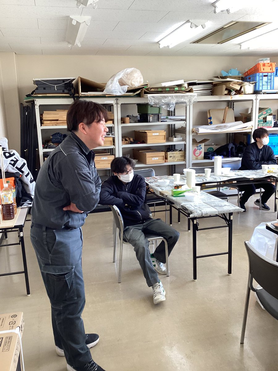 tcahama's tweet photo. 建築科令和7年度卒業制作「中庭ベンチ・屋根制作」完成‼︎
既存の円柱を一切傷つけず、金物類でも固定せず納めることができました。
1年生が準備してくれた送別会、大満足です！
ありがとうございました♪
#テクノアカデミー浜
#建築科
#卒業制作
#2年間の集大成
#来週は卒業式 https://t.co/mztyhxnexu