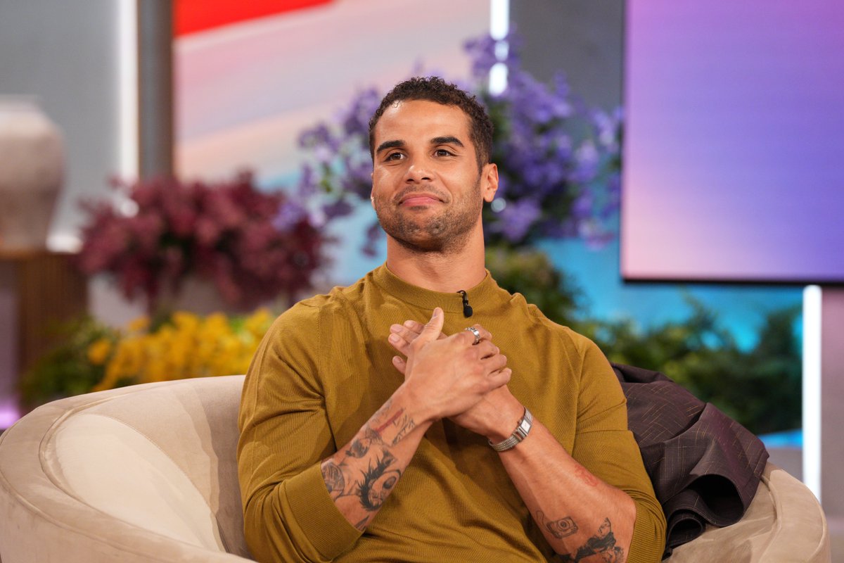 headlineplanet's tweet image. Mason Gooding tells Jennifer Hudson about appearing in the WHEN I'M WITH YOU music video with LISA (@wearelloud) and Tyla (@Tyllaaaaaaa):

“I got several DMs in one day that were basically summating to ‘LISA’s trying to get in contact with you.’ I’m a huge fan of LISA, so [even