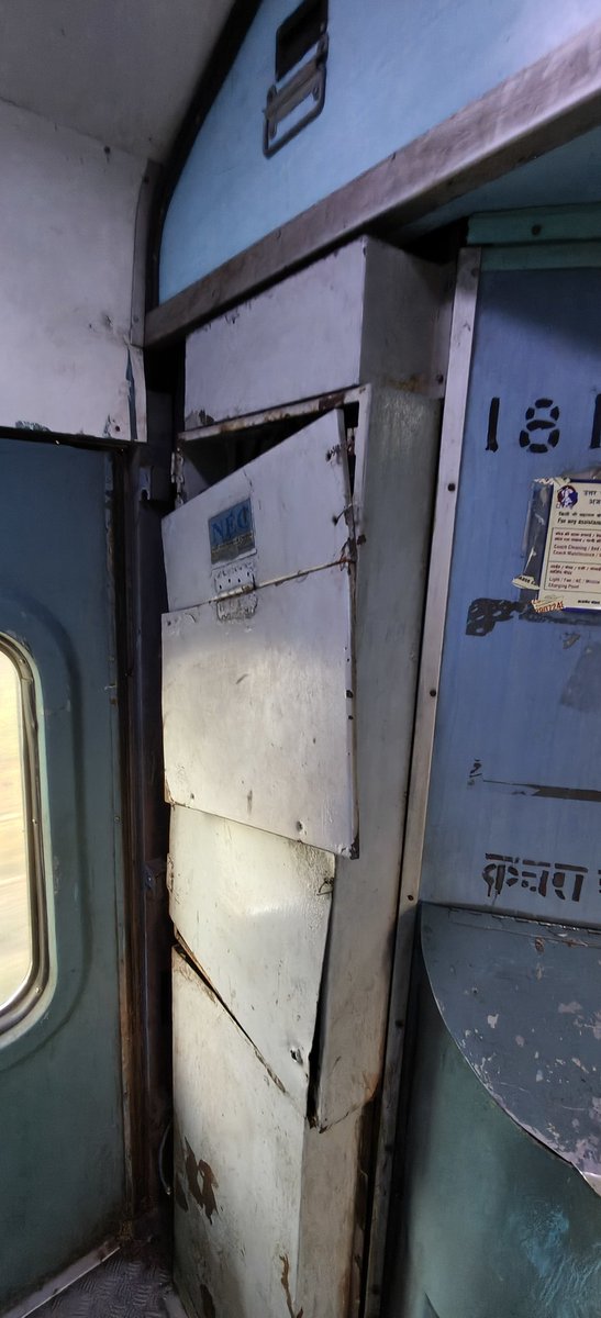 deeammehta's tweet photo. @RailMinIndia @AshwiniVaishnaw @NWRailways @GMNWRailway सर जी आज ट्रैन 12991 उदयपुर से जयपुर मे यात्रा करते हुए ये तस्वीरे ऑब्जरव की, इस ट्रैन मे अनेक विदेशी सैलानी भी रहते है उनके सामने मुझे अच्छा नहीं लगा ज़ब वो ये सब गंदगी देख रहे थे, सबंधित विभाग को कृपया पूरा टाइट करे https://t.co/s9McJ6kDBe