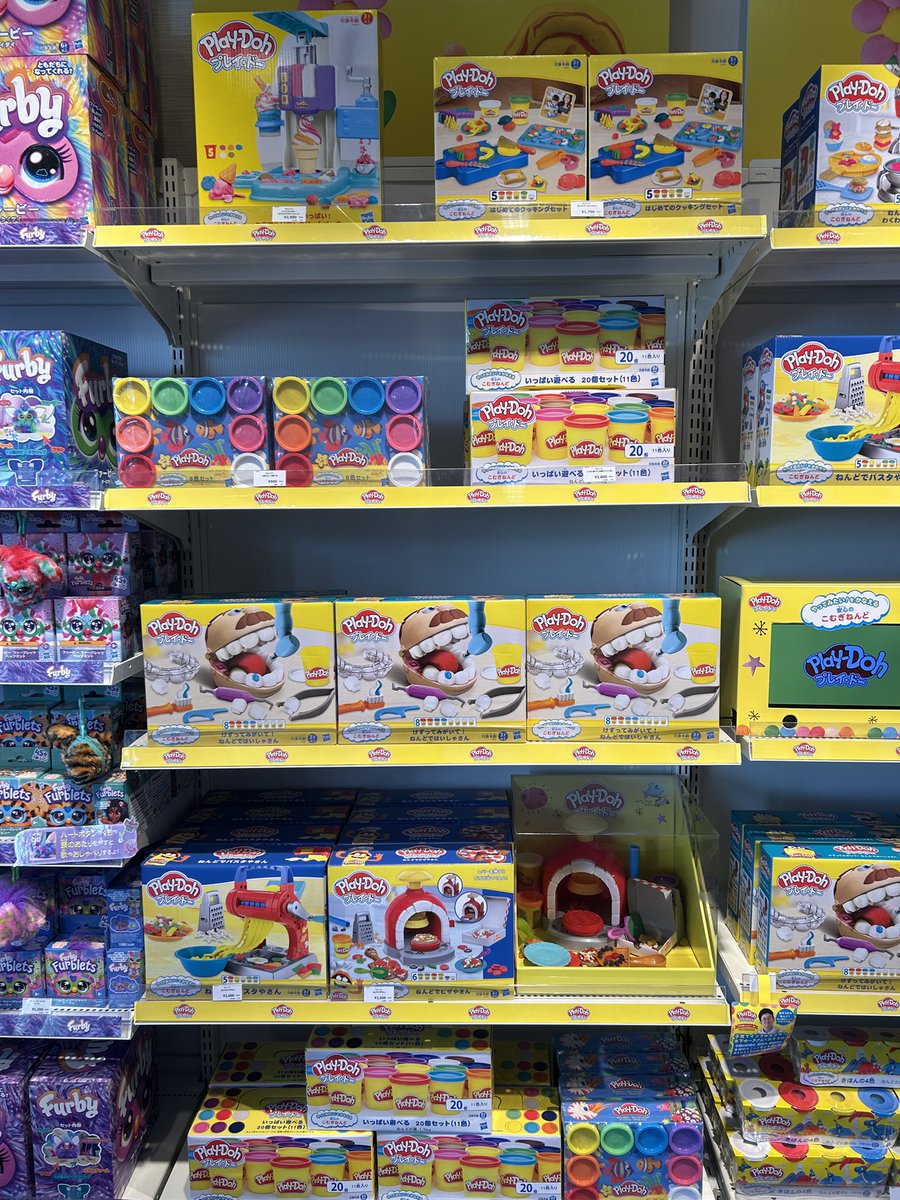 Hasbro_Store_JP's tweet image. 【#三井アウトレットパーク入間 店】

#HasbroStore のプレイドーコーナーが最高にワクワクする！🌈
インフルエンサー木下ゆーきさんもおすすめの「こむぎねんど」は、カラフルで指先のトレーニングにもピッタリ🎨💖
歯医者さんやアイス屋さんごっこで、自分だけの世界を形にしてみてね🍦🦷

#ハズブロ