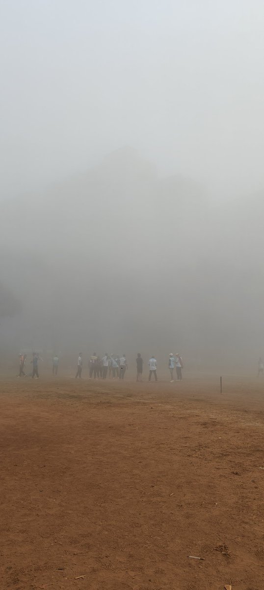 MainDoshiHuu's tweet photo. What's happening #Mumbai sudden extreme fog #Ghatkopar https://t.co/Ct2X9gfvxK