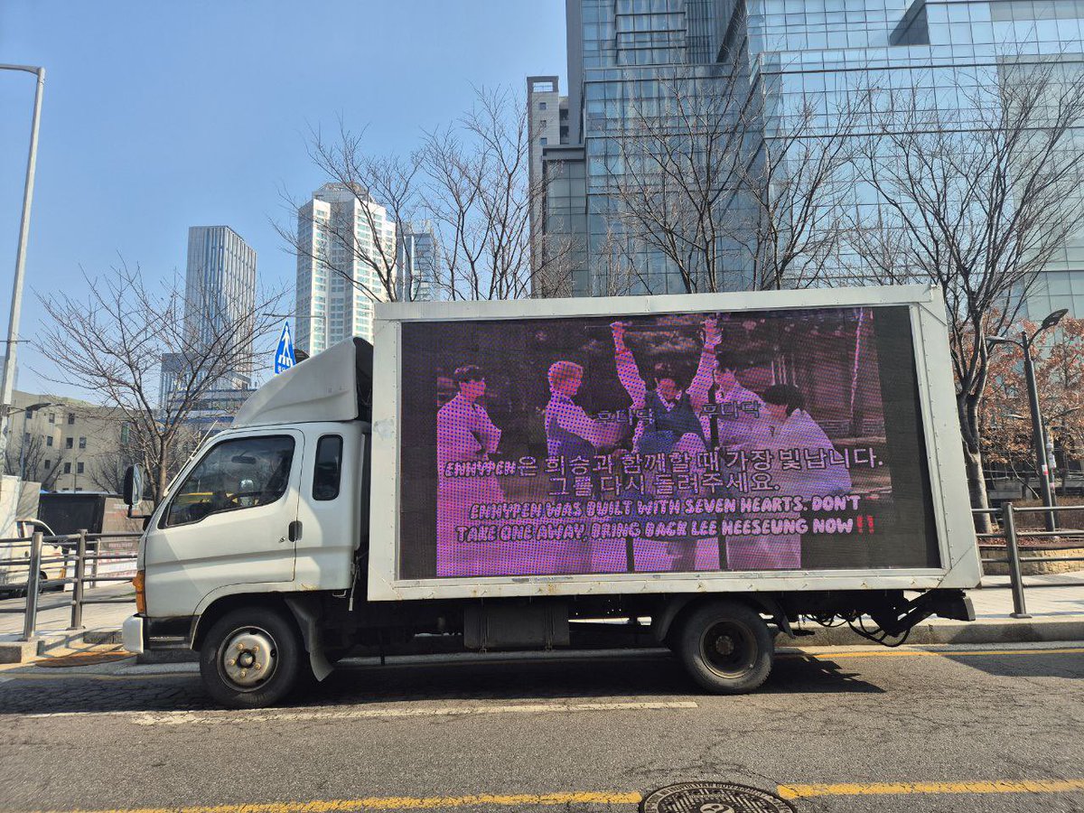 jyshnki__'s tweet photo. SINGAPORE ENGENES PROTEST TRUCK IN FRONT OF HYBE FOR DAY 2 !!!! https://t.co/vzxKd9S47p