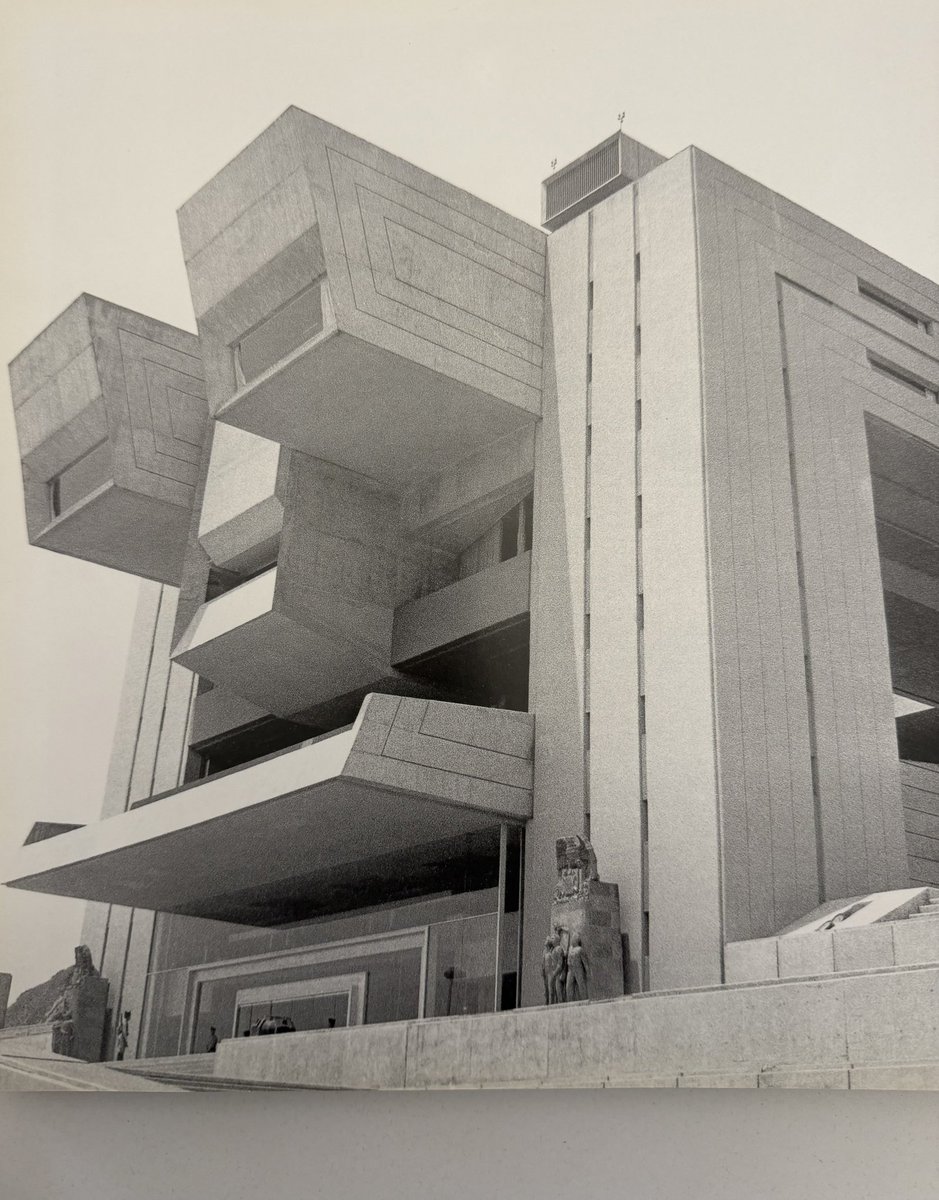 Cuauhtemoc_1521's tweet photo. ACASO EL ROSTRO DE TLALOC MÁS GRANDE DE MÉXICO? 
#SabíasQue el Heroico Colegio Militar en Tlalpan, Ciudad de México, es una obra maestra de la arquitectura mexicana inaugurada en 1976? Diseñado por el visionario arquitecto Agustín Hernández Navarro en colaboración con Manuel González Rul, fusiona el estilo moderno con influencias prehispánicas, evocando las imponentes estructuras de Teotihuacán. Sus formas geométricas audaces y escalinatas piramidales simbolizan la fuerza y la tradición mexicana, integrándose armónicamente con el paisaje. ¡Un ícono que representa el orgullo nacional y la innovación arquitectónica!
