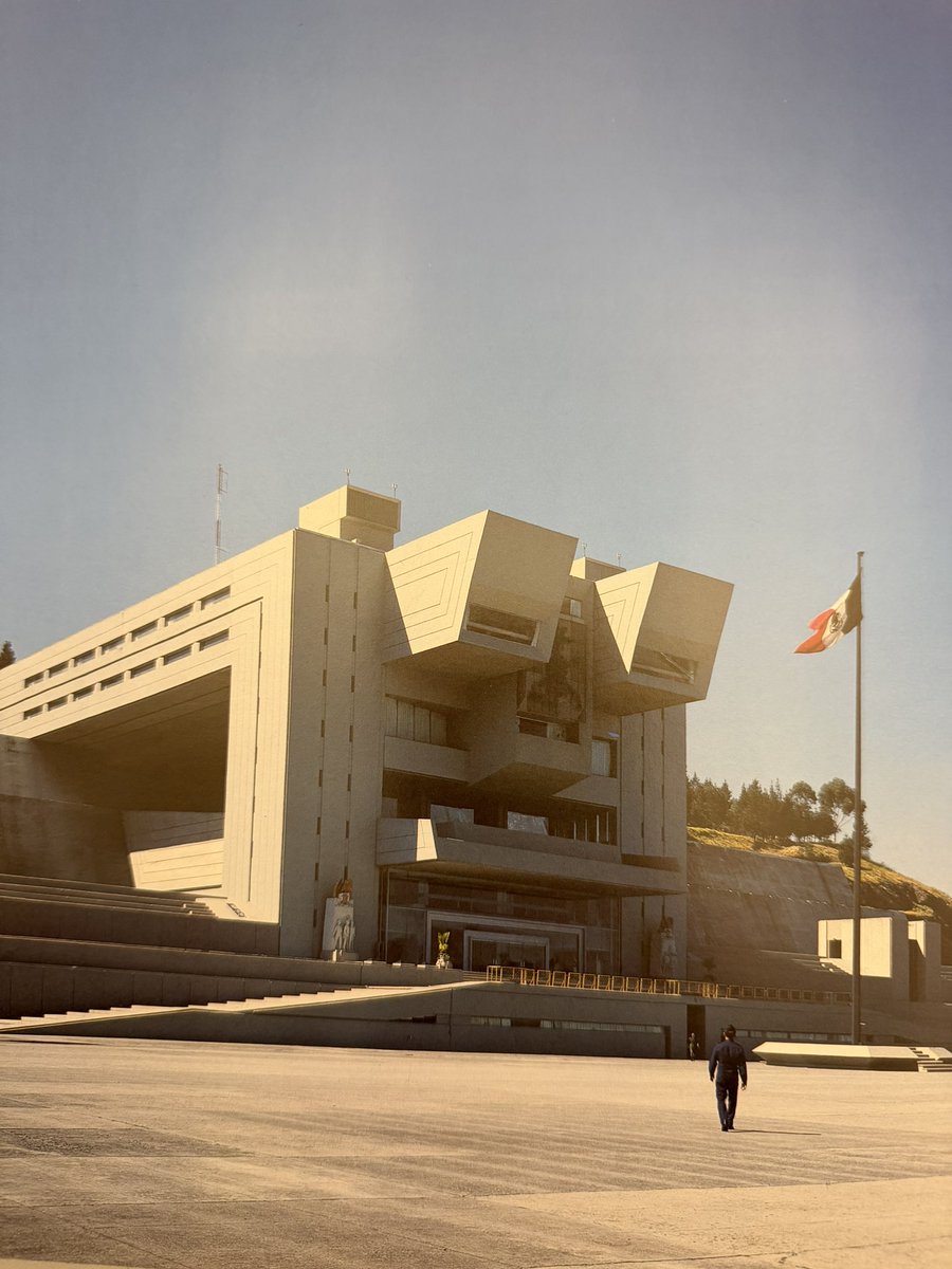 Cuauhtemoc_1521's tweet photo. ACASO EL ROSTRO DE TLALOC MÁS GRANDE DE MÉXICO? 
#SabíasQue el Heroico Colegio Militar en Tlalpan, Ciudad de México, es una obra maestra de la arquitectura mexicana inaugurada en 1976? Diseñado por el visionario arquitecto Agustín Hernández Navarro en colaboración con Manuel González Rul, fusiona el estilo moderno con influencias prehispánicas, evocando las imponentes estructuras de Teotihuacán. Sus formas geométricas audaces y escalinatas piramidales simbolizan la fuerza y la tradición mexicana, integrándose armónicamente con el paisaje. ¡Un ícono que representa el orgullo nacional y la innovación arquitectónica!