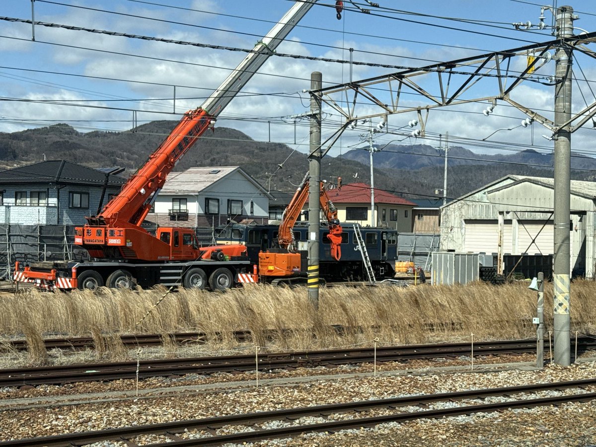 A4444b44's tweet photo. 解体中のED62 15は篠ノ井線の車内からのほうが見やすい
シャッターは閉まっててEF62とかは見えず https://t.co/WMe4jYuKir
