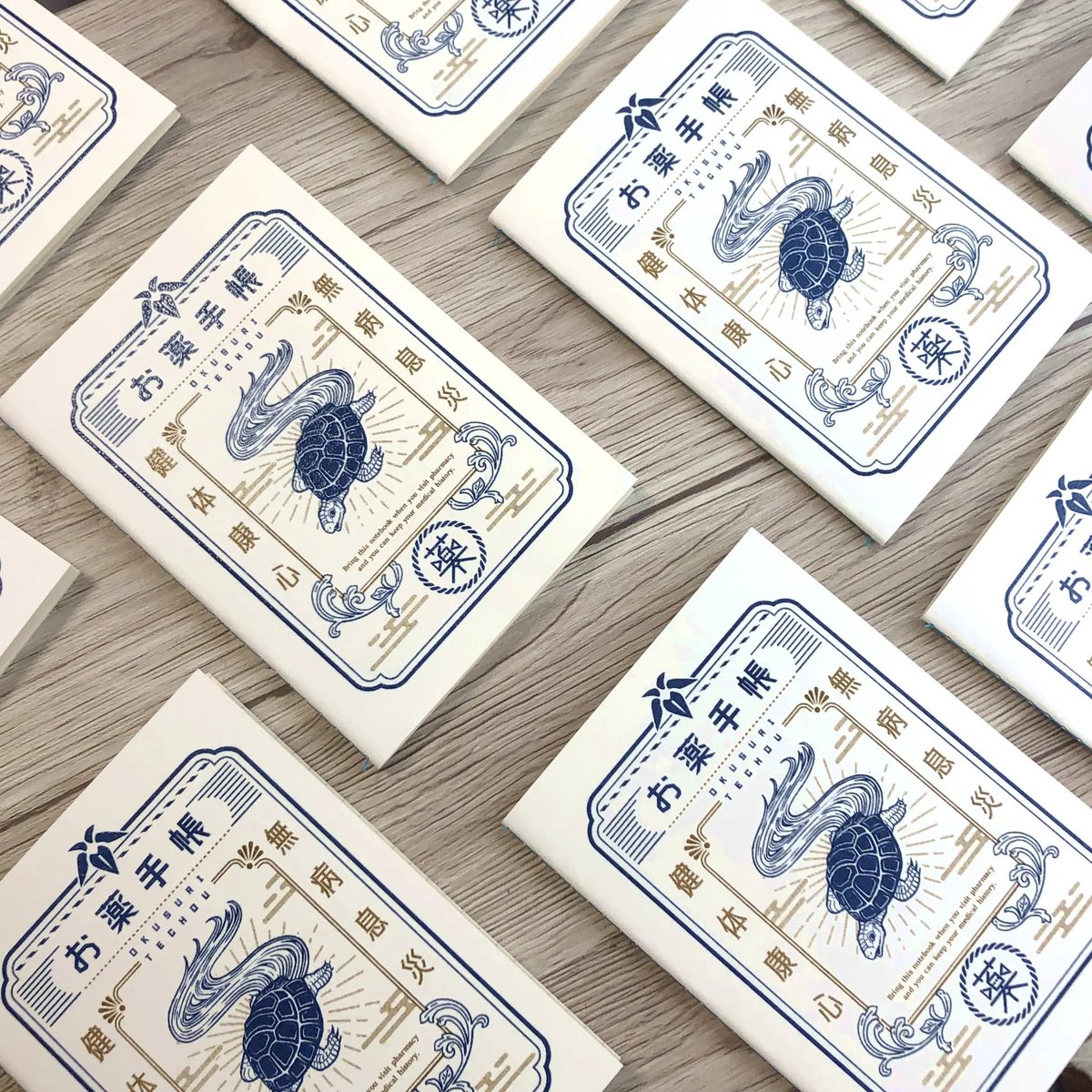 InFRAME_jp's tweet photo. 長寿の象徴「みのがめ」を描いた、レトロな雰囲気のお薬手帳🐢通院の時間がやわらぐようなアイテムです。

◎リソグラフ印刷で味わいのある仕上がり
◎ざらりとした紙の質感と、ぷっくりした印刷の立体感

▼TABIMARLさんのショップはこちら
https://t.co/eTTaEVXGEq

#お薬手帳
#レトロデザイン https://t.co/Qt6iAfk5ZF