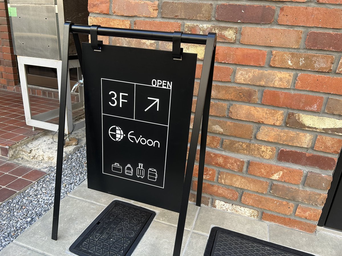 事務所のご契約いただいたEvoonさんの初出展店舗にお邪魔しました。平日の午前中にも関わらず大盛況。ビジネスバッグなどを探している方におすすめのお店です！