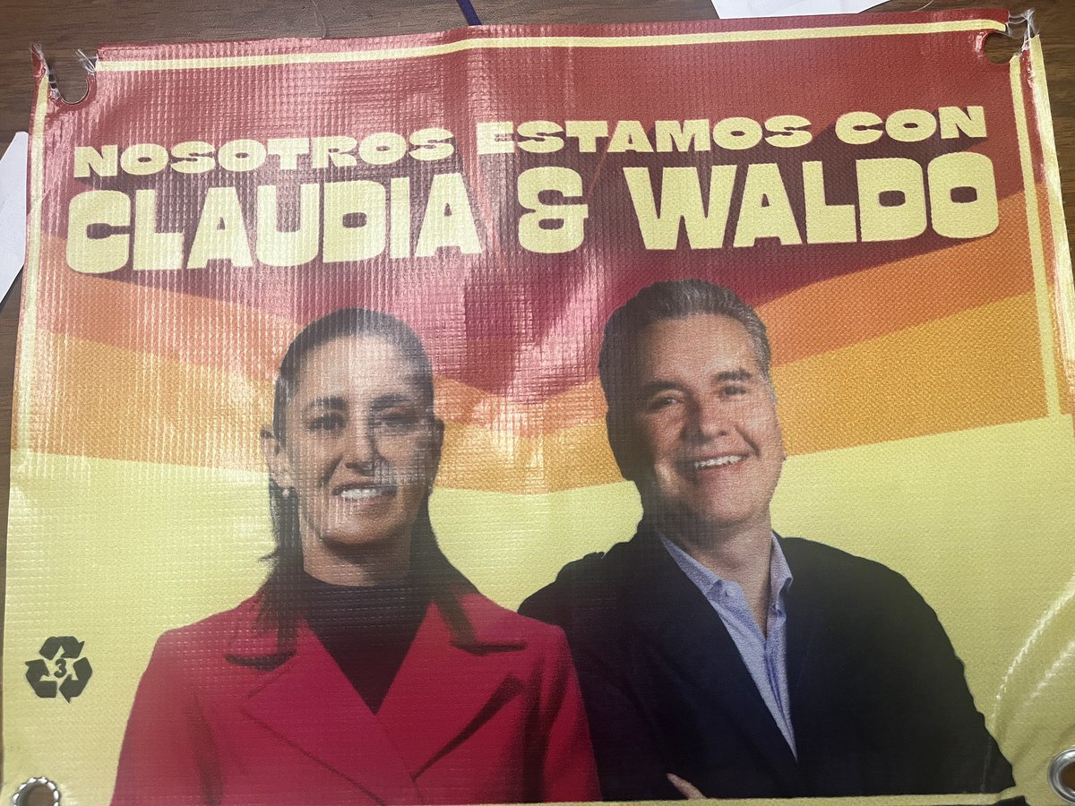 En el centro de Monterrey empiezan a aparecer propaganda política de Morena <a href="/elnorte/">EL NORTE</a> <a href="/INEMexico/">@INEMexico</a> que no es ilegal esto?