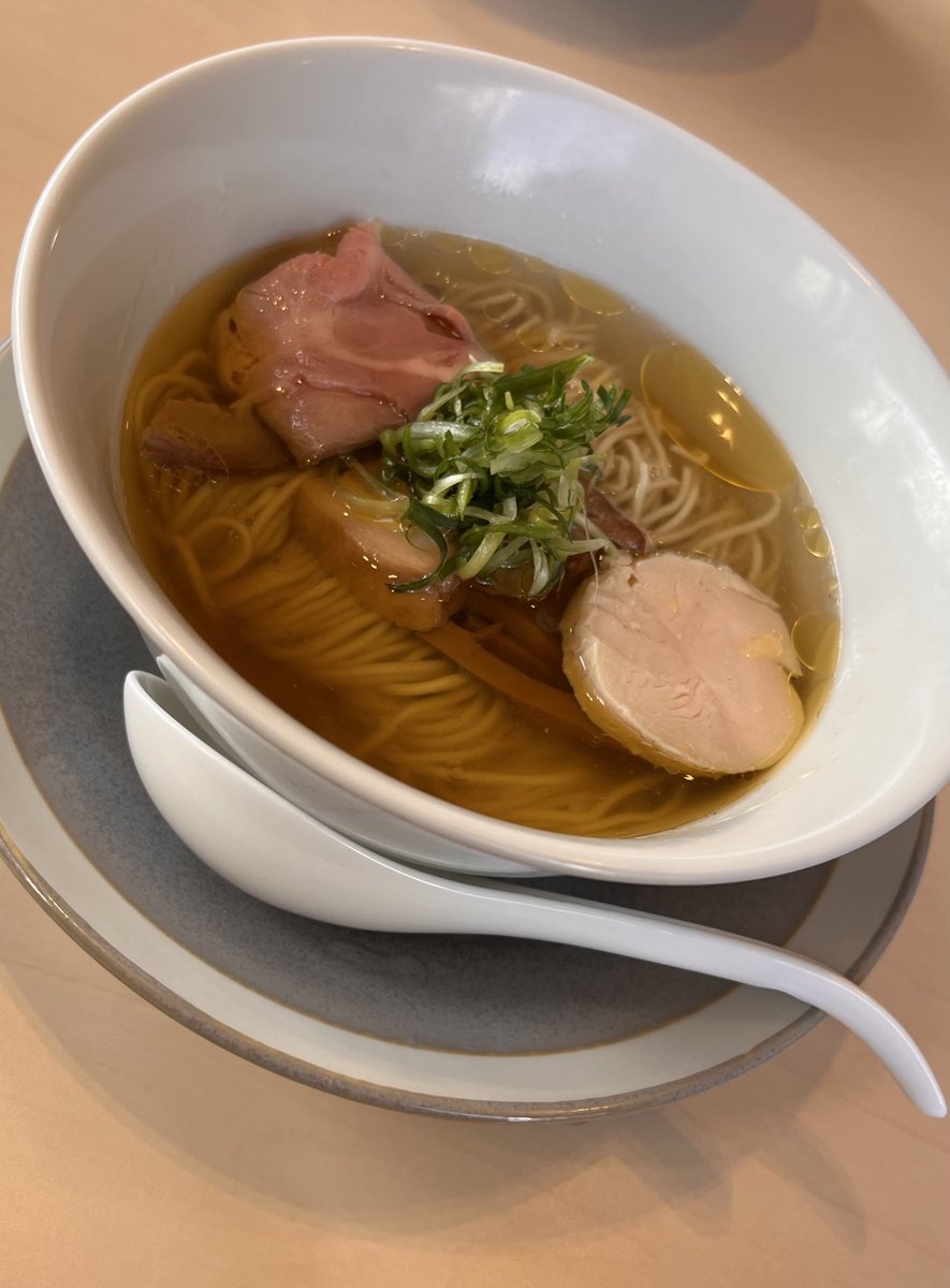 yumoa____'s tweet photo. あっさりの方が好きになってきたｶﾓ
美味しかった塩そば https://t.co/tAarYrb3pm