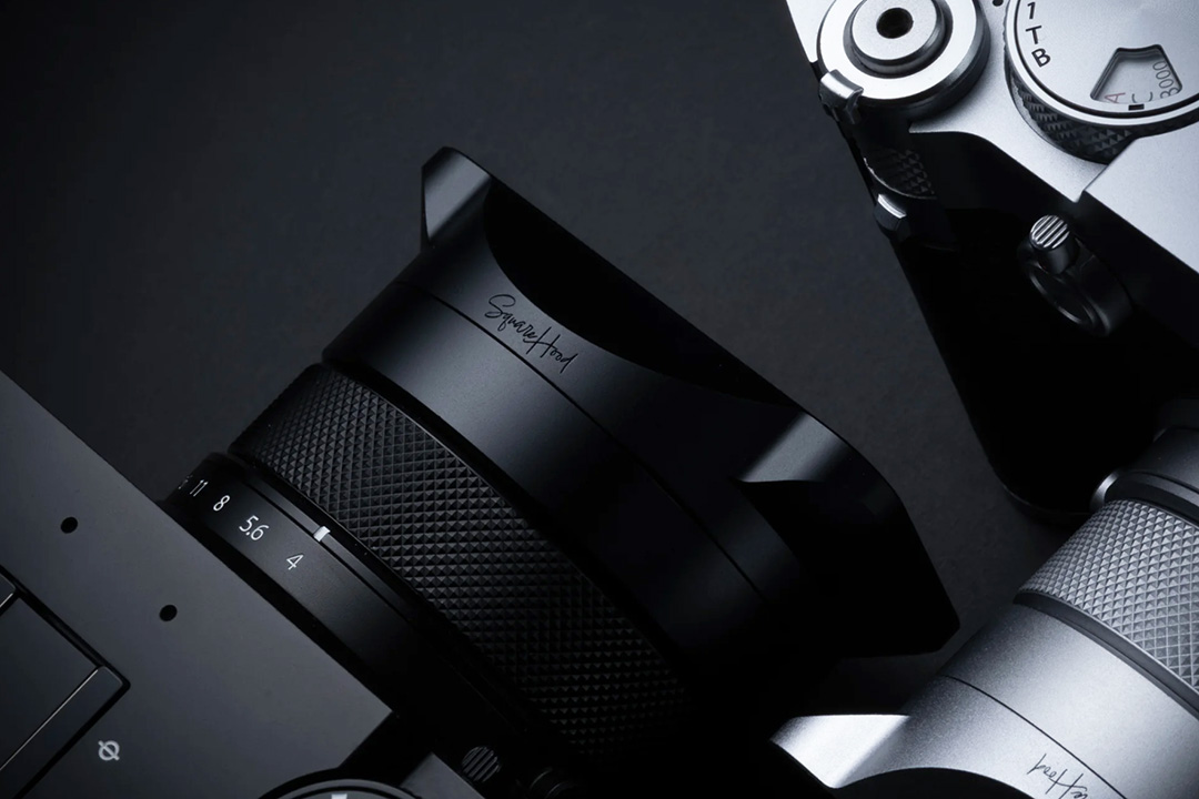 FUJIFILM TX1／TX2フードへのオマージュとして誕生したGFX 100RF専用フード。

往年のTXシリーズを想起させる、クラシカルでシームレスな佇まいです。

詳しくはオリエンタルホビーサイトにて
oriental-hobbies.com/fs/camera/sq_h…

#レンズフード　#スクエアフード