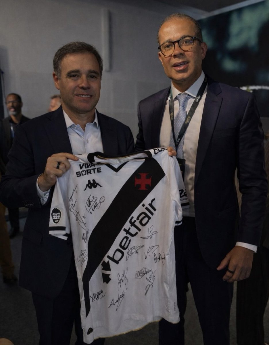 vascoconnect1's tweet photo. O ministro do STF, André Mendonça, recebeu uma camisa oficial do Vasco assinada por todos os jogadores do elenco.
A entrega foi feita pelo vice-presidente de Relações Institucionais do clube, Alexandre Cordeiro Macedo, durante evento em Frankfurt, na Alemanha, sobre Fair Play Financeiro no futebol brasileiro.

📸: a.cordeiromacedo