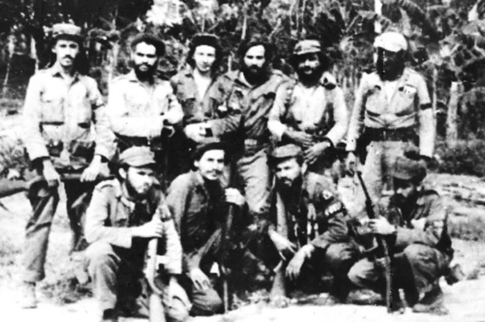 🇨🇺✨ El 11 de marzo de 1958 nace el Segundo Frente Oriental Frank País, dirigido por Raúl Castro. Pilar de la lucha revolucionaria y símbolo de resistencia. #CubaViveEnSuHistoria #MatancerosEnVictoria #PorCubaJuntosCreamos <a href="/Colina_CTCuba/">Miguel Colina</a> <a href="/MatanceroCTC/">Indomitomatancero Osmar</a> <a href="/Vozsindica46078/">Vozsindical Matanzas</a>