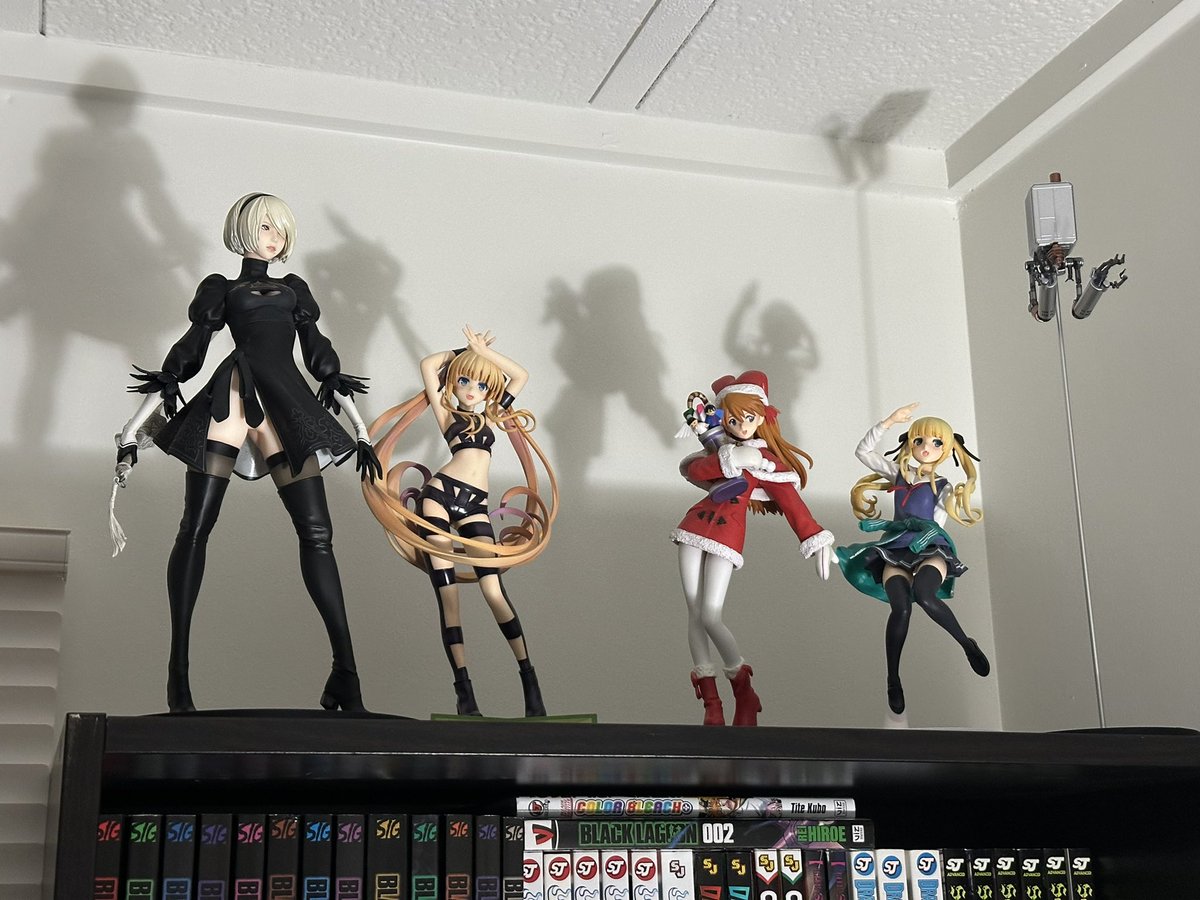 TheeAgonist's tweet photo. @SylveeVT I also have the huge Cloud and Sephiroth figures from the FF7R collector editions https://t.co/22gEueePdu